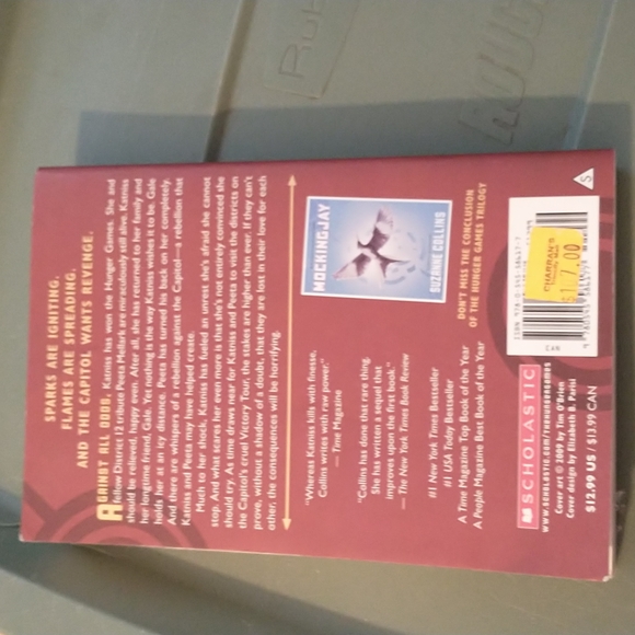 Catching fire by Suzanne Collins - Picture 2 of 3